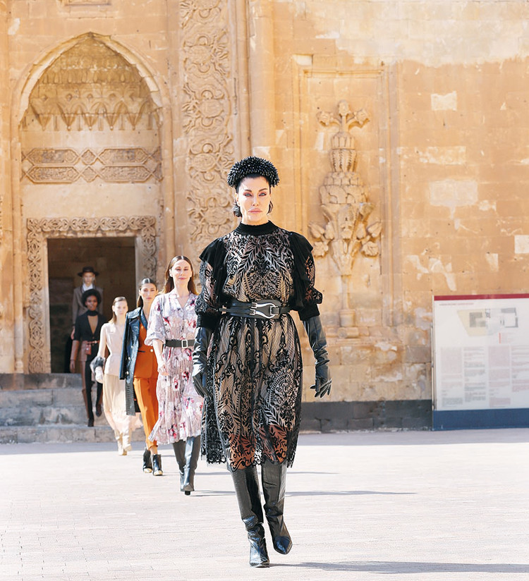 Tarihi sarayda defile