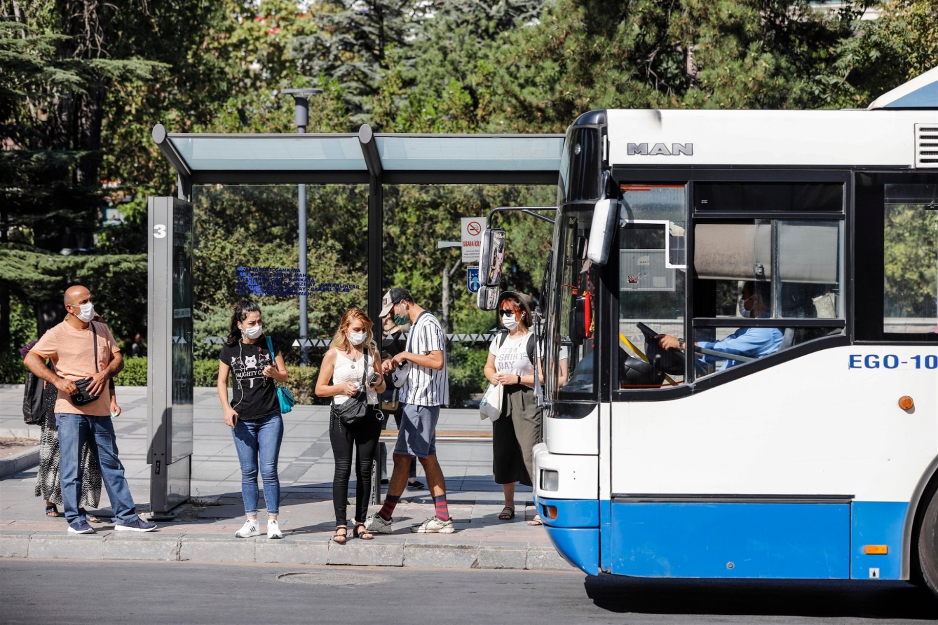 SÜREKLİ MASKEYE DOKUNMAK AYRI RİSK