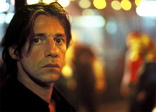 TİYATRO SAHNESİNDE OYUNCULUK