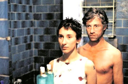 BAŞINI SOKACAK BİR ÇATI