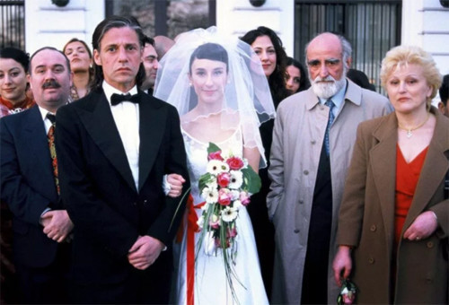 BAŞKA TÜRLÜSÜNÜ BİLMEM Kİ