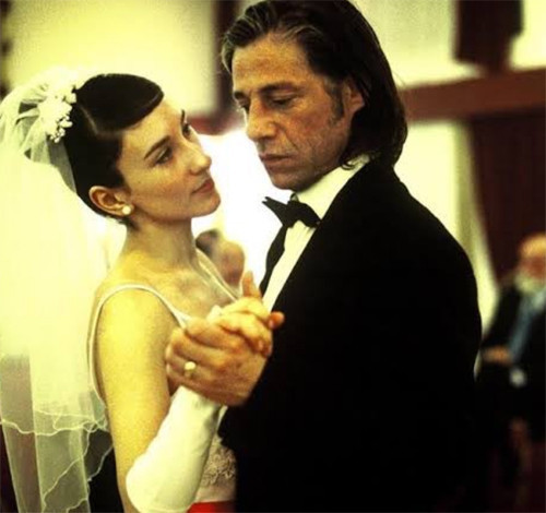 ULUSLARARASI YÖNETMENLERLE ÇALIŞTI