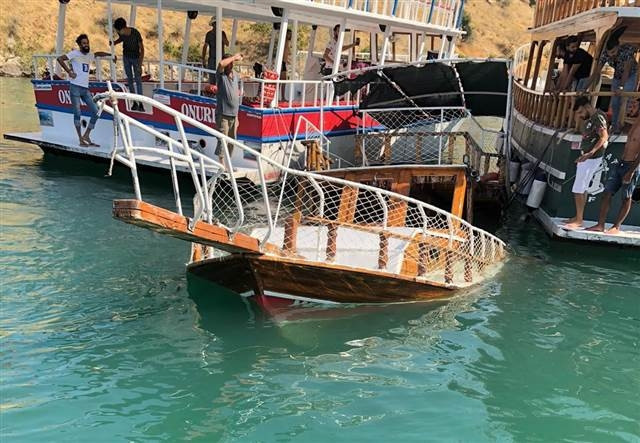 Halfetide tur teknesi battı