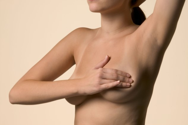 “Meme kanserli hastalarda iki meme alınırsa hastalık tekrar etmez ve ek tedaviye ihtiyaç olmaz”