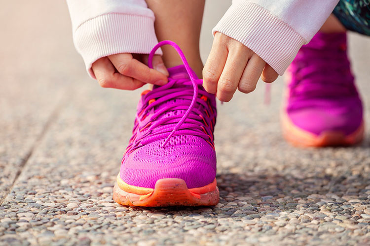 Hastalar özel bir ayakkabı giyerek hastaneden çıkar