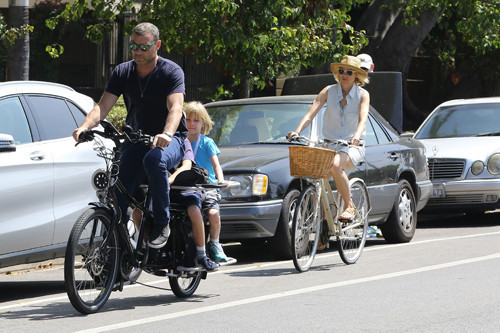 AYRILIP DOST KALDILAR