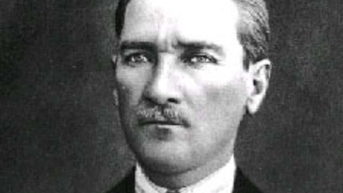 Atatürkün gözleri hangi renkti Atatürkün gözleri hangi renkti