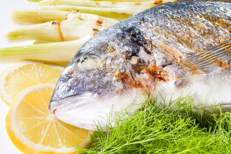 Balığın yanında bol limonlu, soğanlı yeşil salata Peki sebebini biliyor musunuz