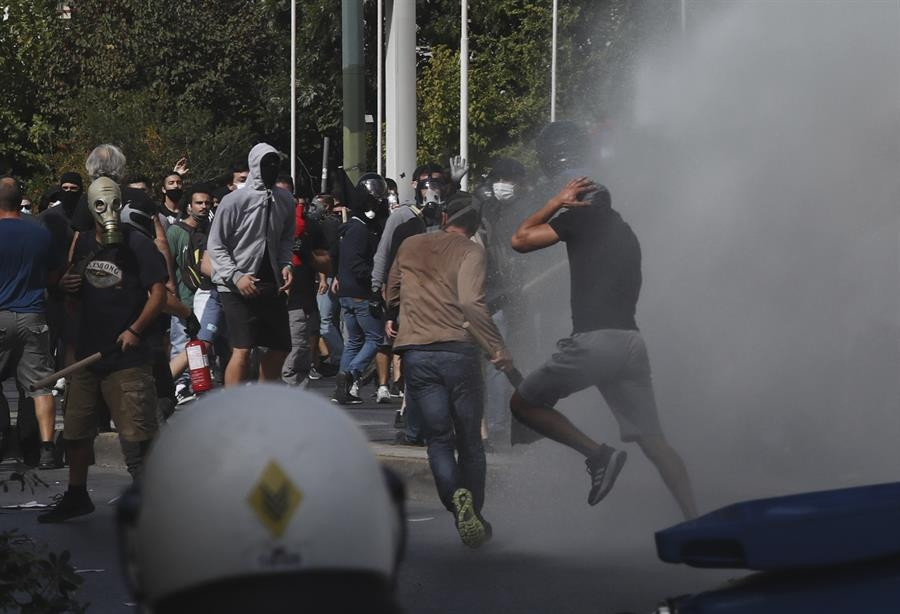 Son dakika haberler... Türk düşmanı parti suç örgütü sayıldı, Türk bayrağını yırtan ırkçı vekil tutuklandı Son dakika haberler... Türk düşmanı parti suç örgütü sayıldı, Türk bayrağını yırtan ırkçı vekil tutuklandı