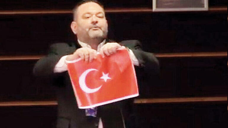 TÜRK BAYRAĞINI YIRTAN LAGOS’A DA TUTUKLAMA TÜRK BAYRAĞINI YIRTAN LAGOS’A DA TUTUKLAMA