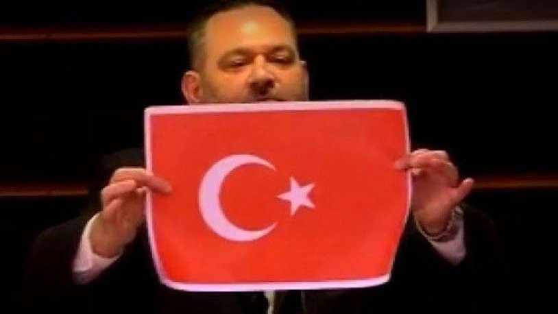 Son dakika haberler... Türk düşmanı parti suç örgütü sayıldı, Türk bayrağını yırtan ırkçı vekil tutuklandı Son dakika haberler... Türk düşmanı parti suç örgütü sayıldı, Türk bayrağını yırtan ırkçı vekil tutuklandı