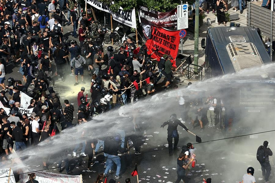 Son dakika haberler... Türk düşmanı parti suç örgütü sayıldı, Türk bayrağını yırtan ırkçı vekil tutuklandı Son dakika haberler... Türk düşmanı parti suç örgütü sayıldı, Türk bayrağını yırtan ırkçı vekil tutuklandı