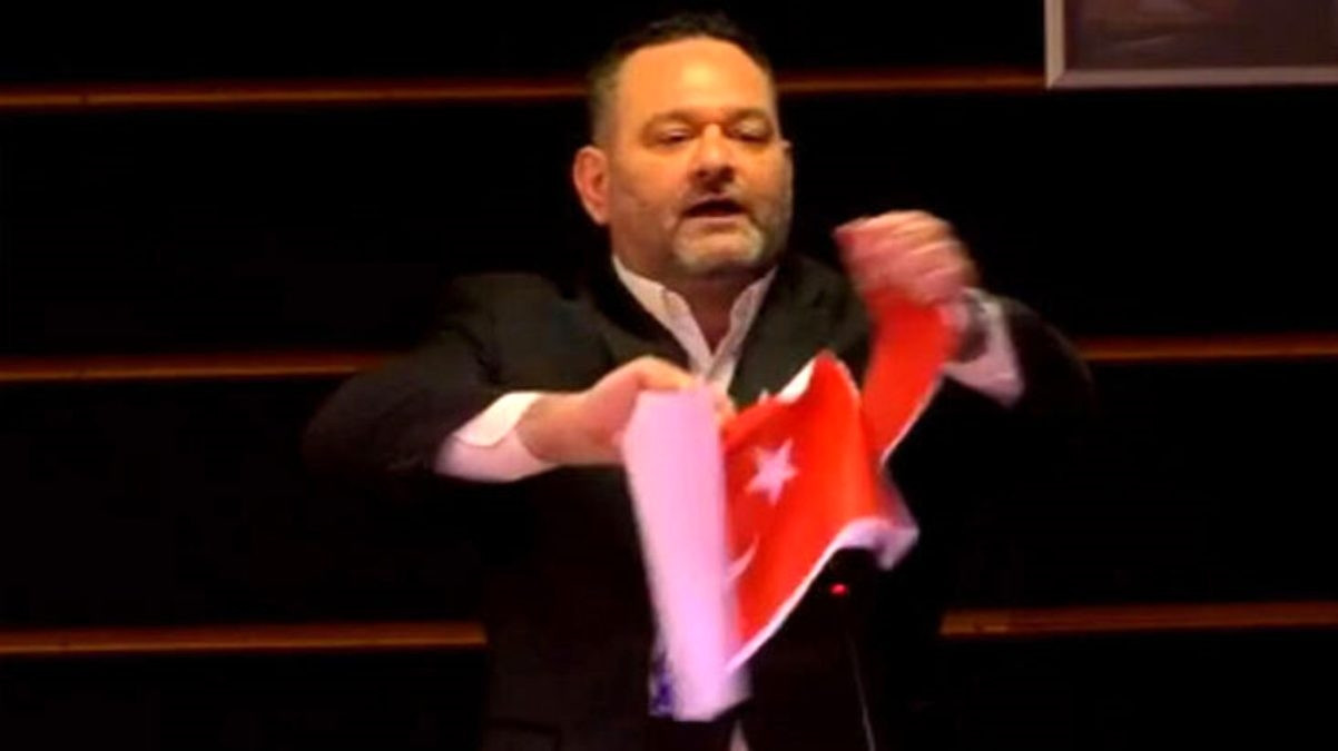 Son dakika haberler... Türk düşmanı parti suç örgütü sayıldı, Türk bayrağını yırtan ırkçı vekil tutuklandı Son dakika haberler... Türk düşmanı parti suç örgütü sayıldı, Türk bayrağını yırtan ırkçı vekil tutuklandı