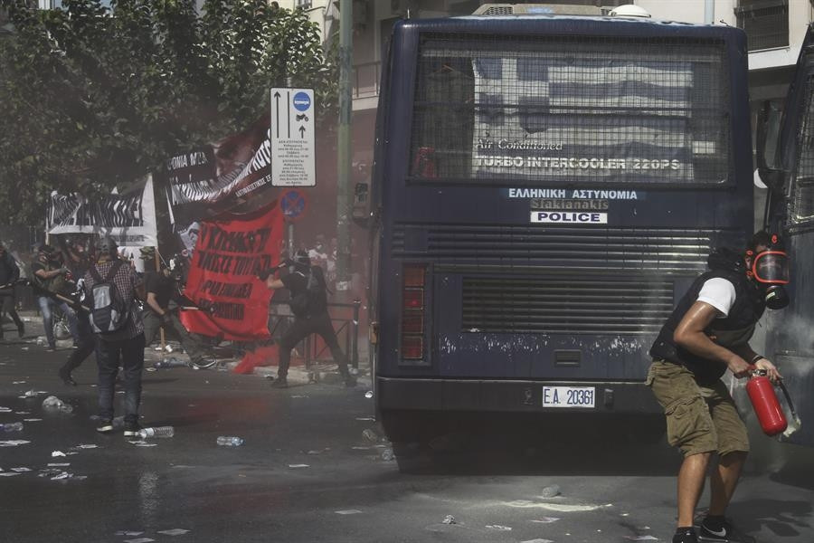 Son dakika haberler... Türk düşmanı parti suç örgütü sayıldı, Türk bayrağını yırtan ırkçı vekil tutuklandı Son dakika haberler... Türk düşmanı parti suç örgütü sayıldı, Türk bayrağını yırtan ırkçı vekil tutuklandı