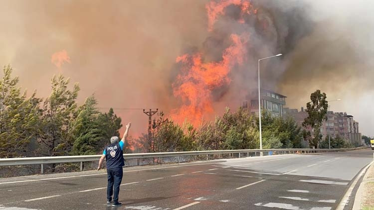 Son dakika haberler: Hatay’dan üzücü haber Alevler yeniden evlere sıçradı.. İşte gelen son görüntüler