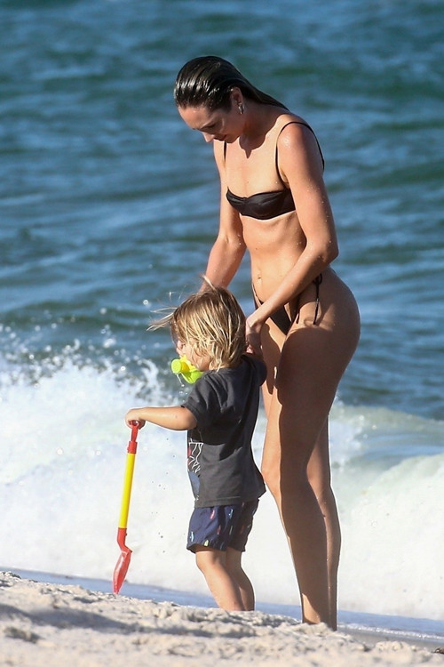 Candice Swanepoel, çocuklarıyla birlikte plaj keyfi yaptı Candice Swanepoel, çocuklarıyla birlikte plaj keyfi yaptı