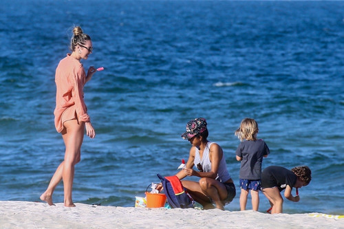 Candice Swanepoel, çocuklarıyla birlikte plaj keyfi yaptı Candice Swanepoel, çocuklarıyla birlikte plaj keyfi yaptı