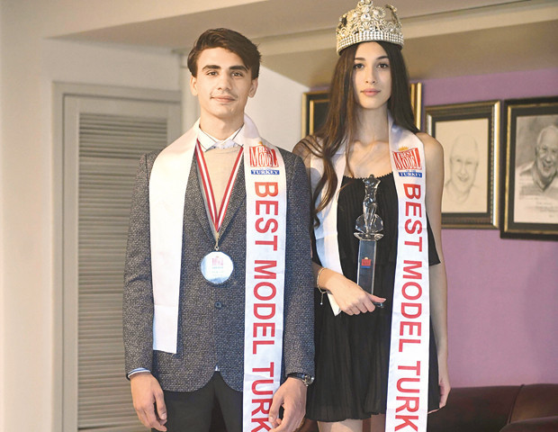 Son dakika haberi... 15 yaşında Best Model seçildi, tartışmalara yol açtı... 3 yıl daha bekleyememişler mi Son dakika haberi... 15 yaşında Best Model seçildi, tartışmalara yol açtı... 3 yıl daha bekleyememişler mi