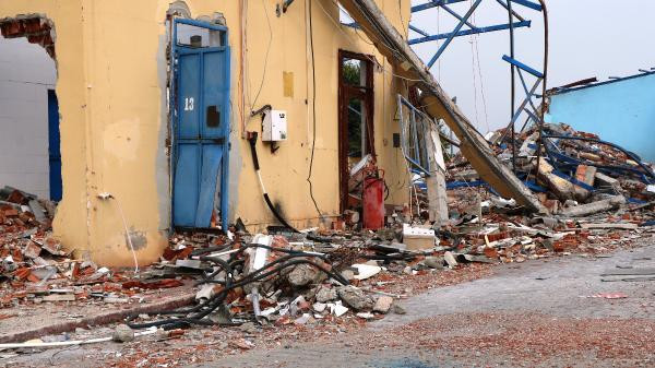 Patlamanın yaşandığı fabrikadan geriye enkaz kaldı