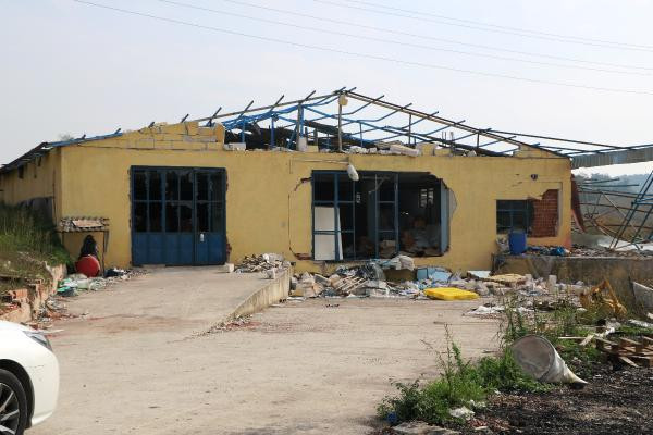 Patlamanın yaşandığı fabrikadan geriye enkaz kaldı