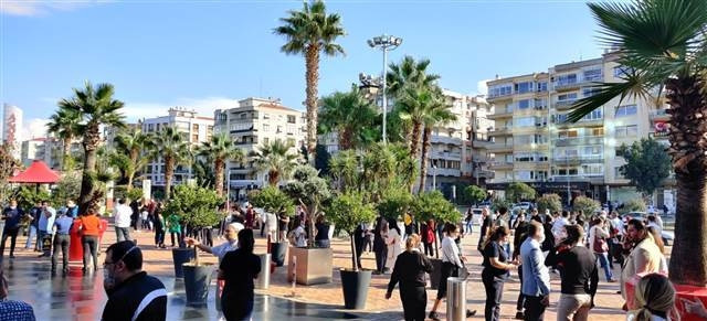 İzmir depreminde Son dakika haberi: Enkazdan kurtulan Buseye Bakandan hastanede ziyaret... Buse Bakanı düğününe davet etti
