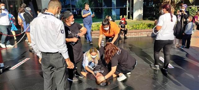 İzmir depreminde Son dakika haberi: Enkazdan kurtulan Buseye Bakandan hastanede ziyaret... Buse Bakanı düğününe davet etti