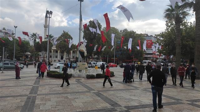 İzmir depreminde Son dakika haberi: Enkazdan kurtulan Buseye Bakandan hastanede ziyaret... Buse Bakanı düğününe davet etti
