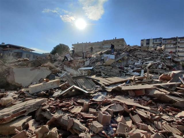 İzmir depreminde Son dakika haberi: Enkazdan kurtulan Buseye Bakandan hastanede ziyaret... Buse Bakanı düğününe davet etti
