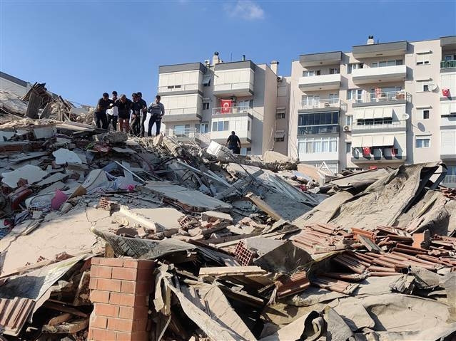 İzmir depreminde Son dakika haberi: Enkazdan kurtulan Buseye Bakandan hastanede ziyaret... Buse Bakanı düğününe davet etti