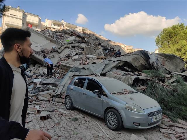 İzmir depreminde Son dakika haberi: Enkazdan kurtulan Buseye Bakandan hastanede ziyaret... Buse Bakanı düğününe davet etti