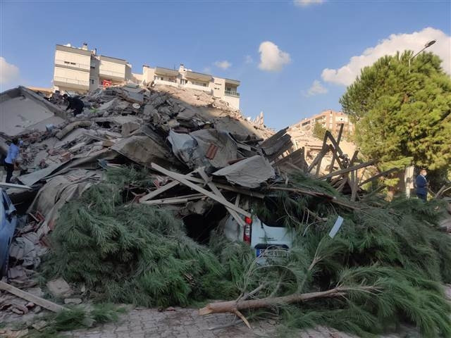İzmir depreminde Son dakika haberi: Enkazdan kurtulan Buseye Bakandan hastanede ziyaret... Buse Bakanı düğününe davet etti