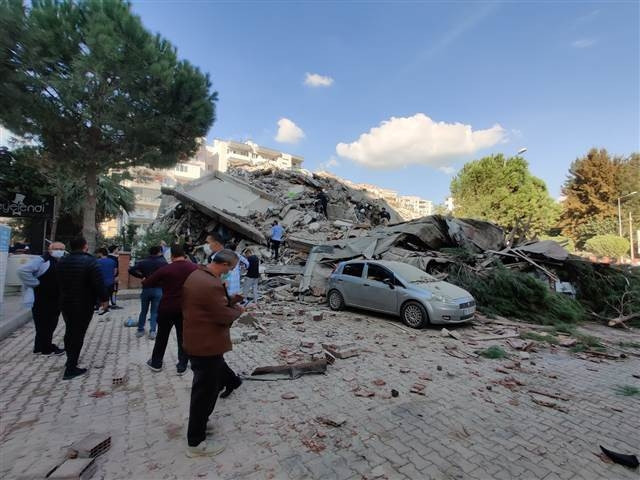 İzmir depreminde Son dakika haberi: Enkazdan kurtulan Buseye Bakandan hastanede ziyaret... Buse Bakanı düğününe davet etti