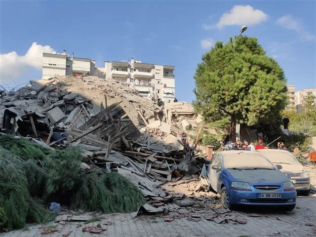 İzmir depreminde Son dakika haberi: Enkazdan kurtulan Buseye Bakandan hastanede ziyaret... Buse Bakanı düğününe davet etti