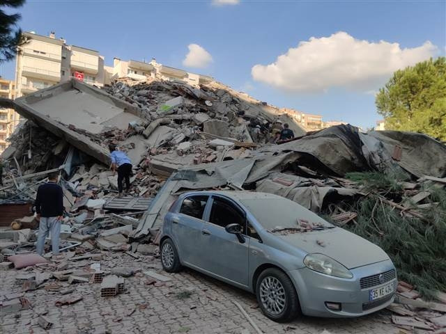 İzmir depreminde Son dakika haberi: Enkazdan kurtulan Buseye Bakandan hastanede ziyaret... Buse Bakanı düğününe davet etti