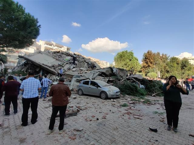 İzmir depreminde Son dakika haberi: Enkazdan kurtulan Buseye Bakandan hastanede ziyaret... Buse Bakanı düğününe davet etti
