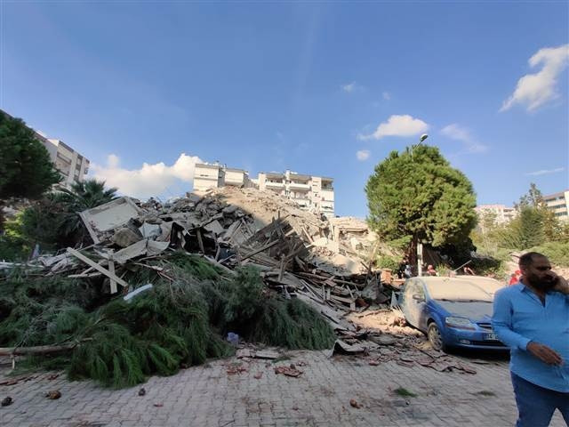 İzmir depreminde Son dakika haberi: Enkazdan kurtulan Buseye Bakandan hastanede ziyaret... Buse Bakanı düğününe davet etti