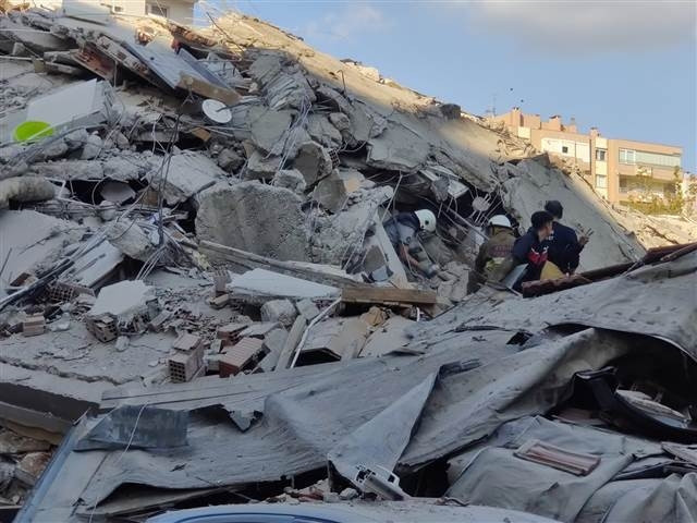 İzmir depreminde Son dakika haberi: Enkazdan kurtulan Buseye Bakandan hastanede ziyaret... Buse Bakanı düğününe davet etti