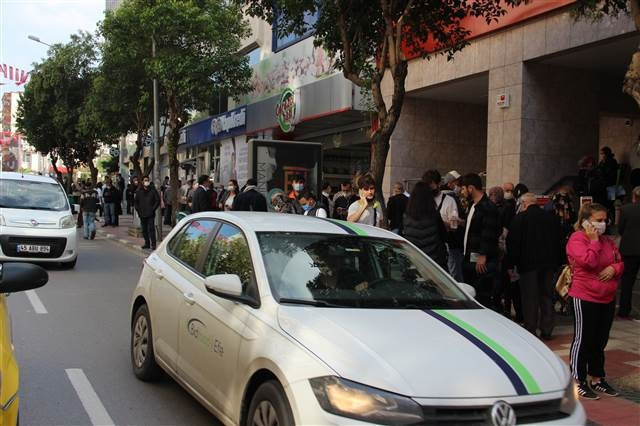 İzmir depreminde Son dakika haberi: Enkazdan kurtulan Buseye Bakandan hastanede ziyaret... Buse Bakanı düğününe davet etti