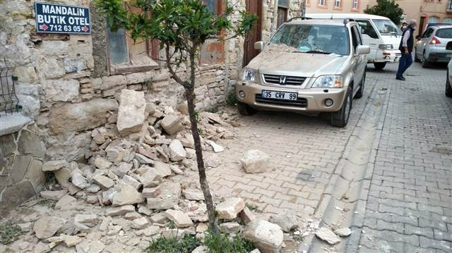 İzmir depreminde Son dakika haberi: Enkazdan kurtulan Buseye Bakandan hastanede ziyaret... Buse Bakanı düğününe davet etti
