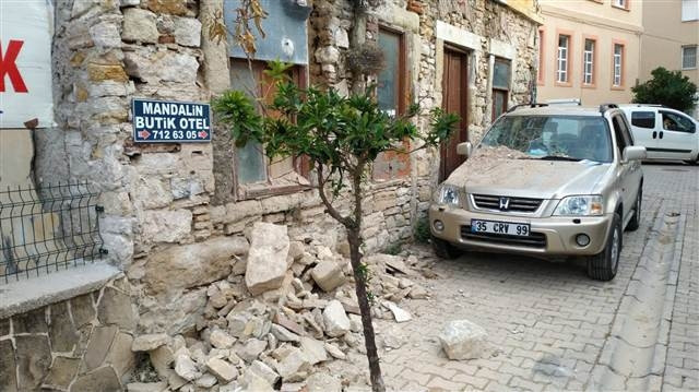 İzmir depreminde Son dakika haberi: Enkazdan kurtulan Buseye Bakandan hastanede ziyaret... Buse Bakanı düğününe davet etti
