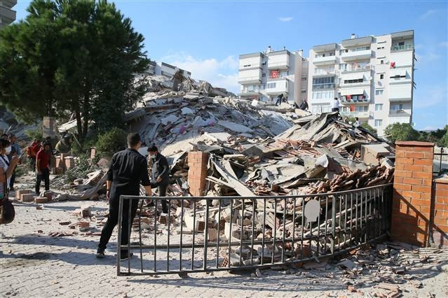 İzmir depreminde Son dakika haberi: Enkazdan kurtulan Buseye Bakandan hastanede ziyaret... Buse Bakanı düğününe davet etti