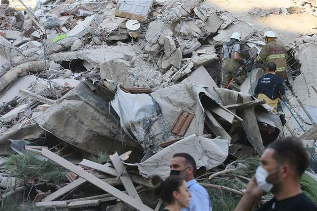 İzmir depreminde Son dakika haberi: Enkazdan kurtulan Buseye Bakandan hastanede ziyaret... Buse Bakanı düğününe davet etti