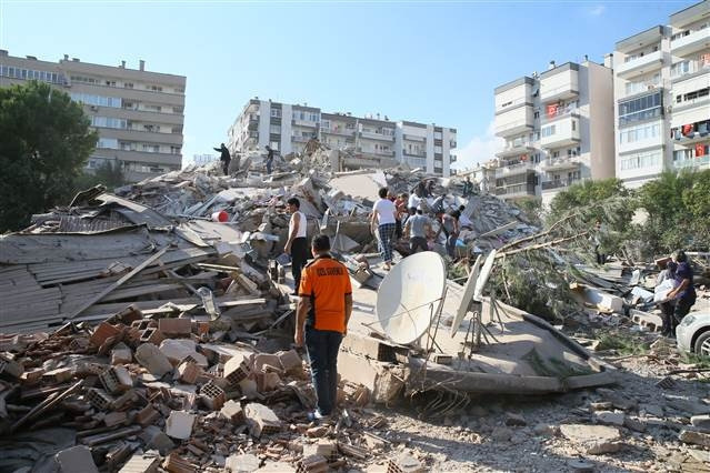 İzmir depreminde Son dakika haberi: Enkazdan kurtulan Buseye Bakandan hastanede ziyaret... Buse Bakanı düğününe davet etti