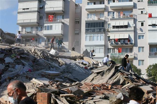 İzmir depreminde Son dakika haberi: Enkazdan kurtulan Buseye Bakandan hastanede ziyaret... Buse Bakanı düğününe davet etti