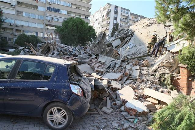İzmir depreminde Son dakika haberi: Enkazdan kurtulan Buseye Bakandan hastanede ziyaret... Buse Bakanı düğününe davet etti