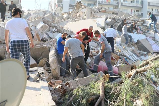 İzmir depreminde Son dakika haberi: Enkazdan kurtulan Buseye Bakandan hastanede ziyaret... Buse Bakanı düğününe davet etti