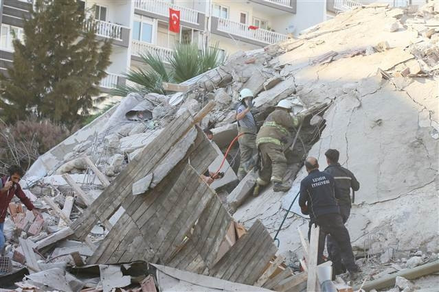 İzmir depreminde Son dakika haberi: Enkazdan kurtulan Buseye Bakandan hastanede ziyaret... Buse Bakanı düğününe davet etti