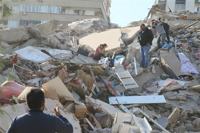 İzmir depreminde Son dakika haberi: Enkazdan kurtulan Buseye Bakandan hastanede ziyaret... Buse Bakanı düğününe davet etti