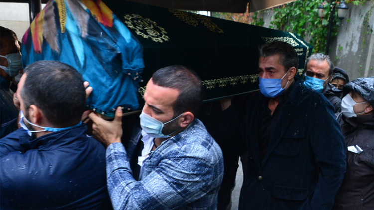 Erkan Petekkaya annesini uğurladı Erkan Petekkaya annesini uğurladı