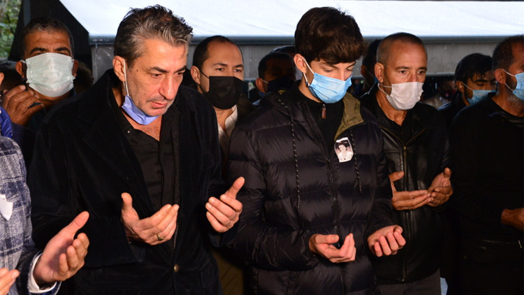 Erkan Petekkaya annesini uğurladı Erkan Petekkaya annesini uğurladı